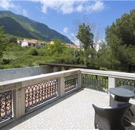 5 bedroom bayside villa with pool near Kotor, sleeps 12